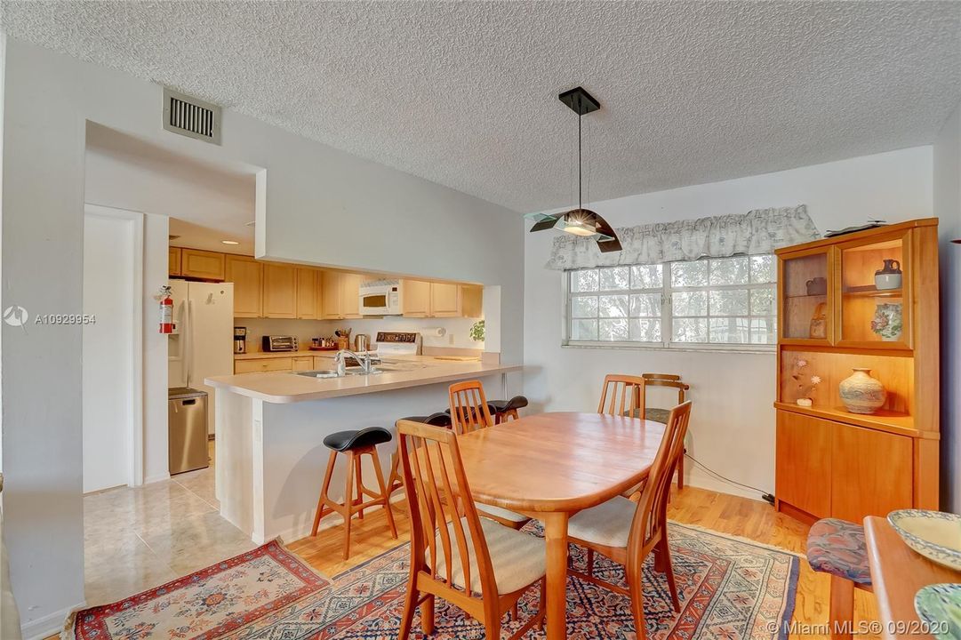 最近售出: $424,000 (3 贝兹, 3 浴室, 1448 平方英尺)