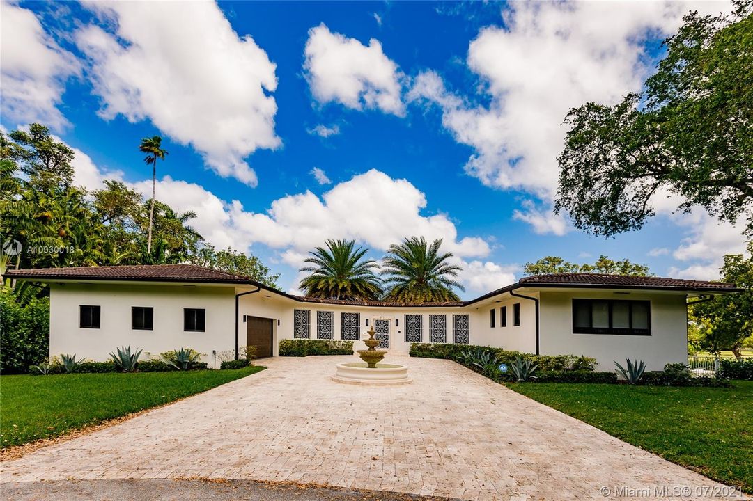 Recently Sold: $3,550,000 (5 beds, 6 baths, 6116 Square Feet)