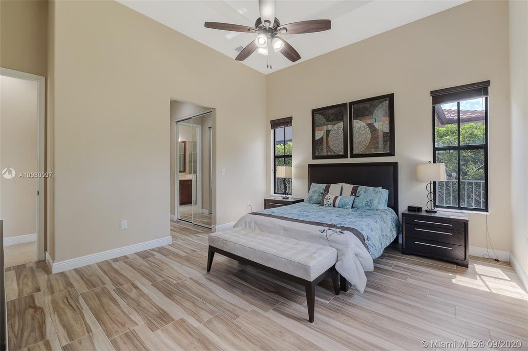 Beautiful and ample master bedroom 12' ceiling