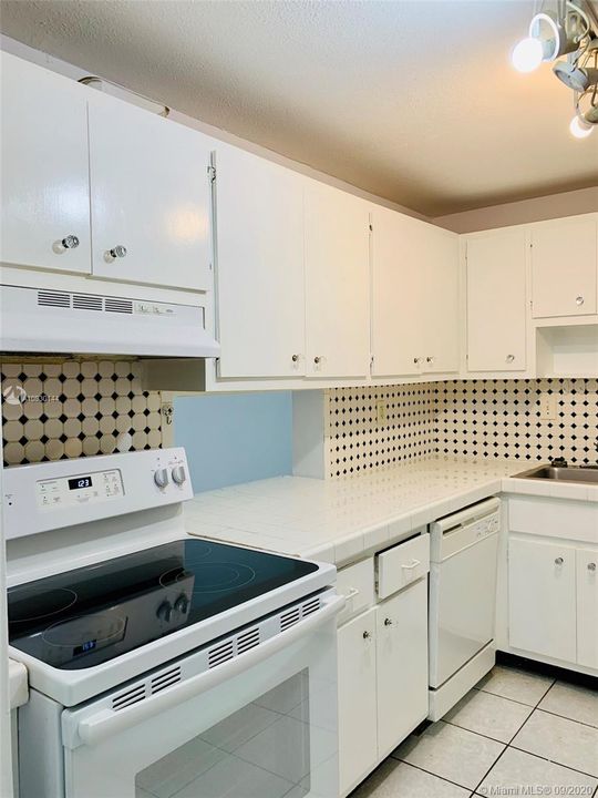 Recently Rented: $1,050 (1 beds, 1 baths, 755 Square Feet)