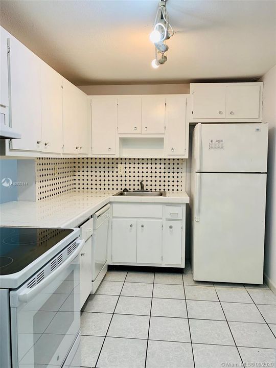 Recently Rented: $1,050 (1 beds, 1 baths, 755 Square Feet)