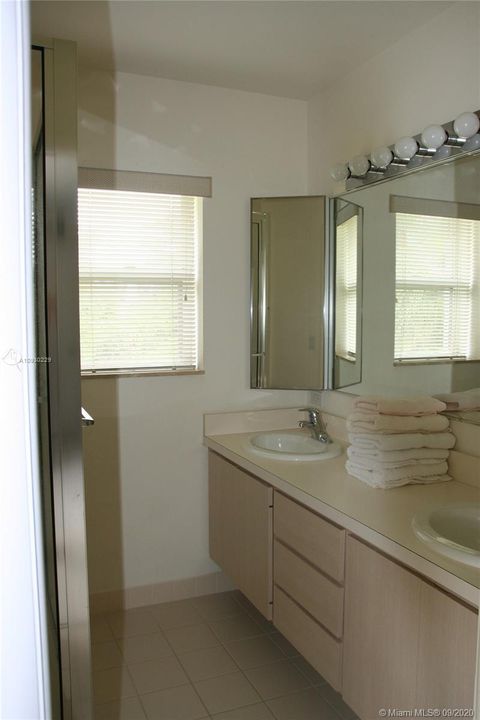 最近租的: $1,700 (2 贝兹, 2 浴室, 1374 平方英尺)