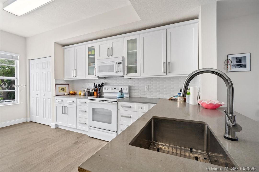 Recently Sold: $339,000 (2 beds, 2 baths, 1282 Square Feet)