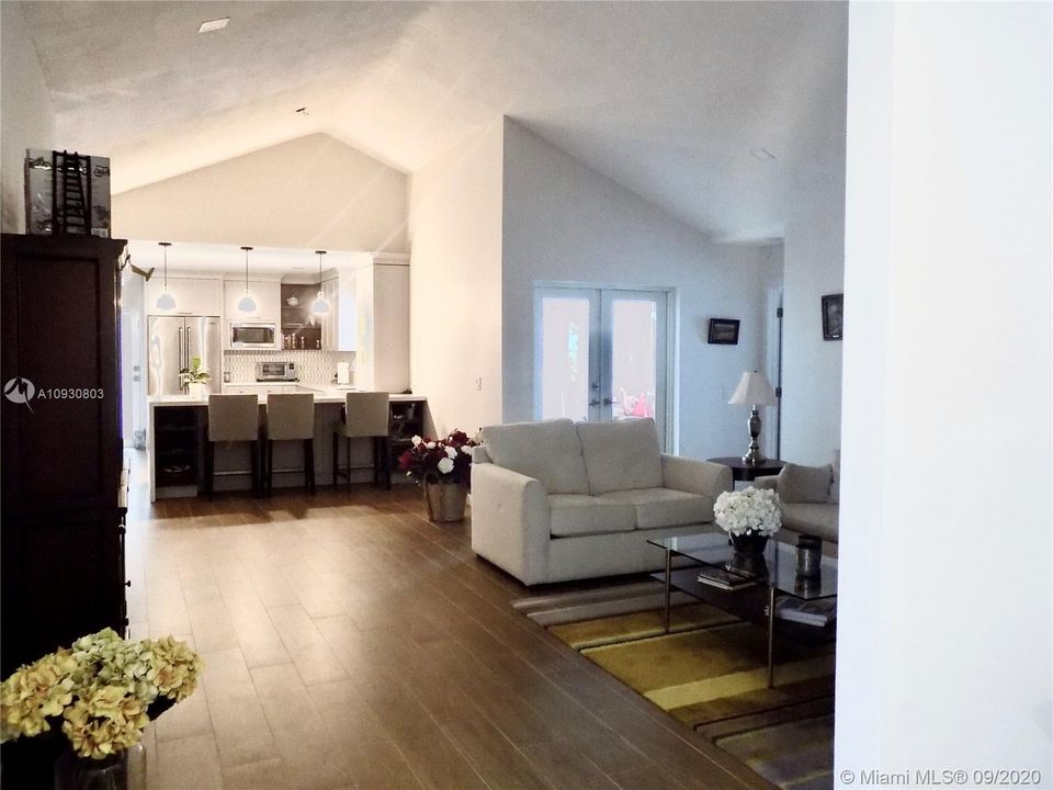 Recently Sold: $495,000 (3 beds, 2 baths, 1547 Square Feet)