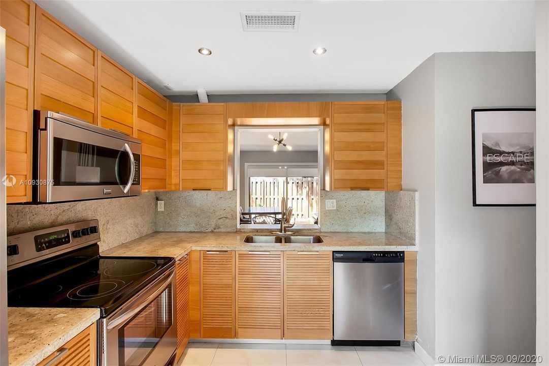 Vendido Recientemente: $180,000 (2 camas, 2 baños, 1040 Pies cuadrados)