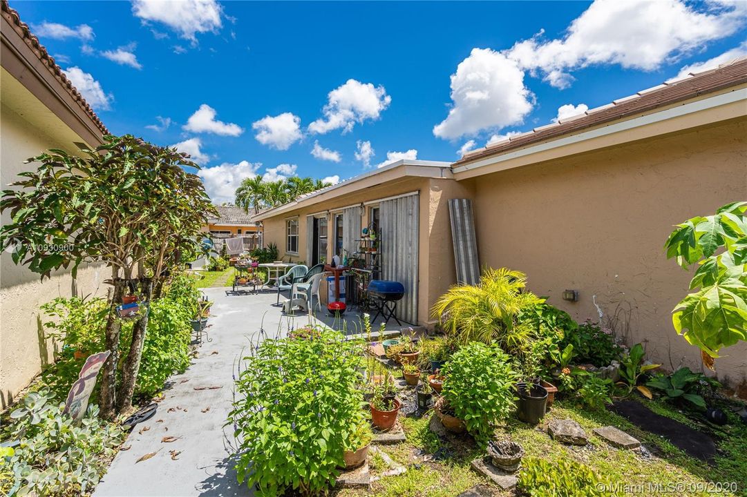 Recently Sold: $380,000 (3 beds, 2 baths, 1910 Square Feet)