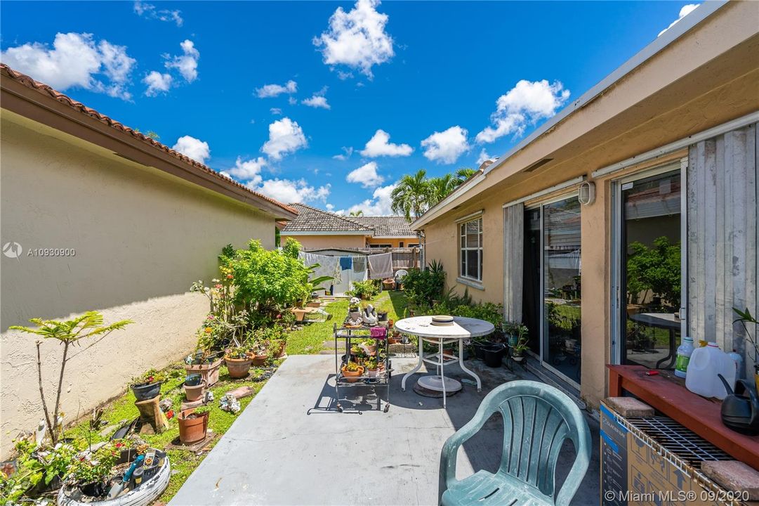 Recently Sold: $380,000 (3 beds, 2 baths, 1910 Square Feet)