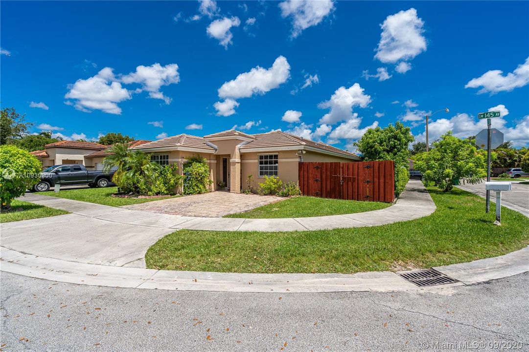 Recently Sold: $380,000 (3 beds, 2 baths, 1910 Square Feet)