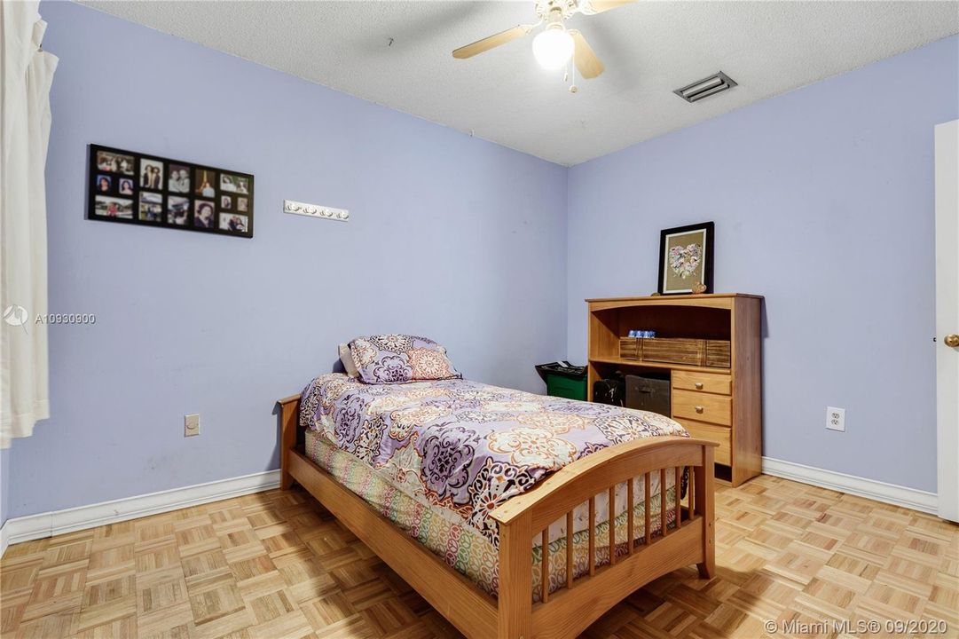 Recently Sold: $380,000 (3 beds, 2 baths, 1910 Square Feet)