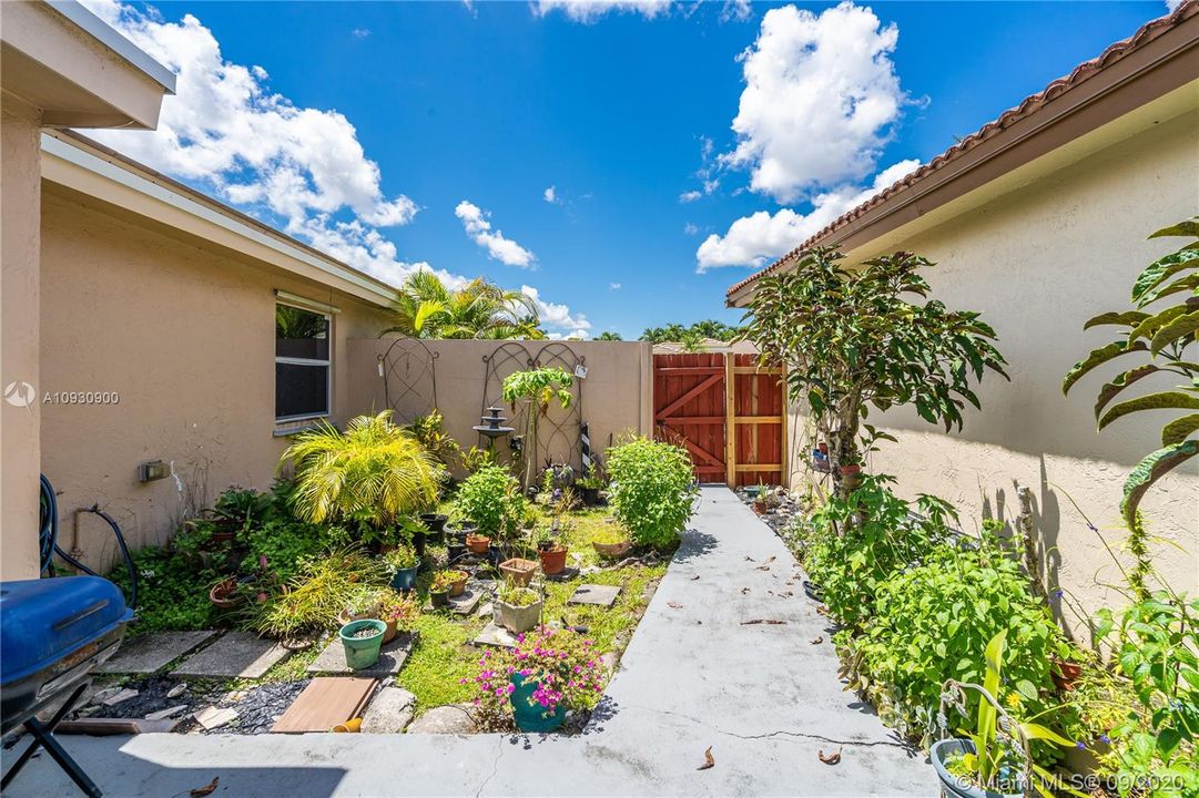 Recently Sold: $380,000 (3 beds, 2 baths, 1910 Square Feet)