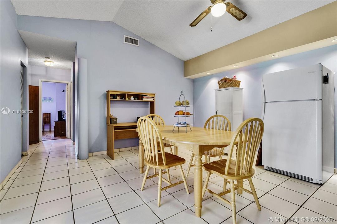 Recently Sold: $380,000 (3 beds, 2 baths, 1910 Square Feet)