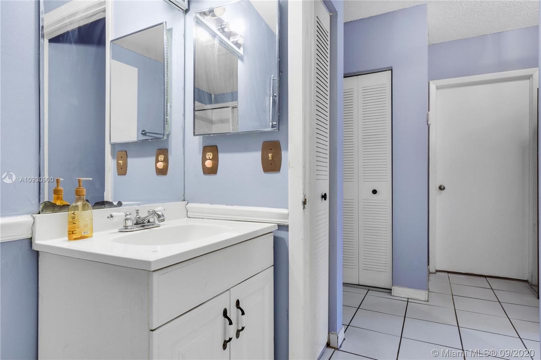 Recently Sold: $380,000 (3 beds, 2 baths, 1910 Square Feet)