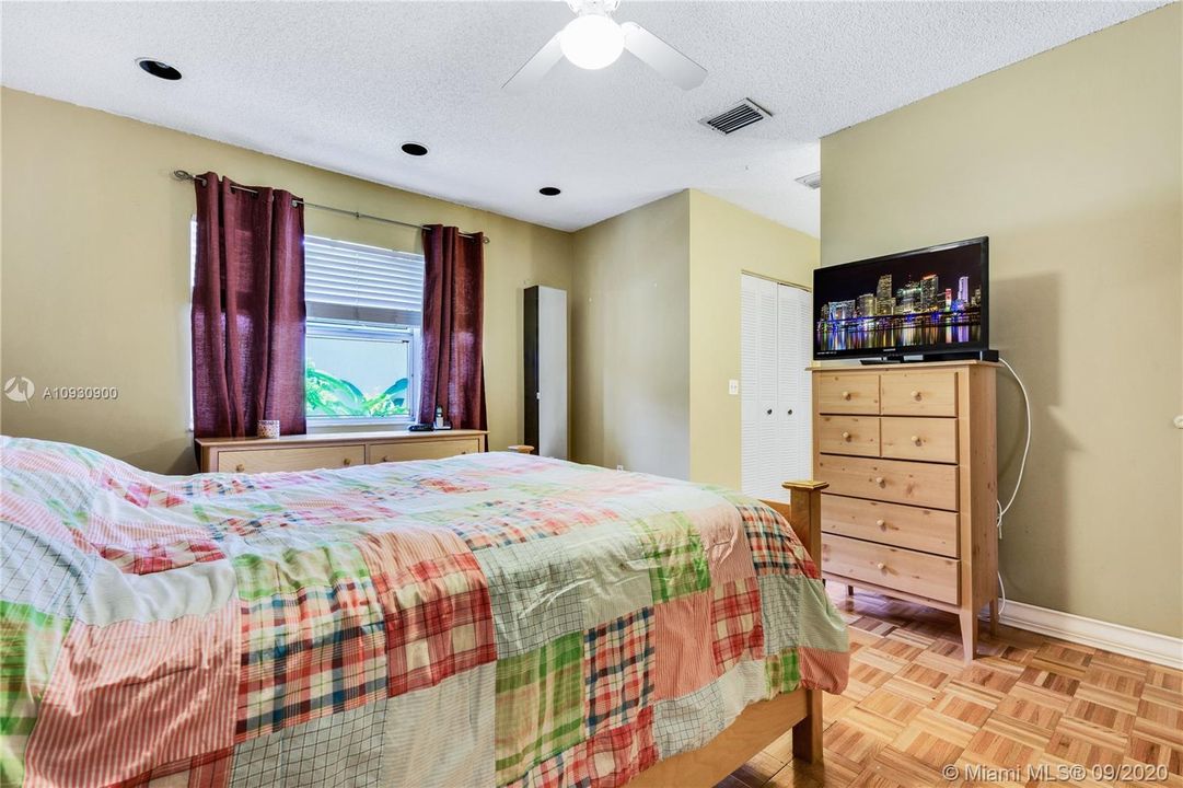Recently Sold: $380,000 (3 beds, 2 baths, 1910 Square Feet)