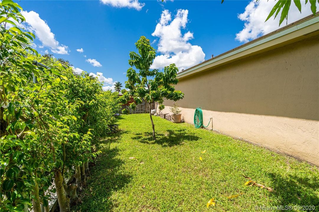 Recently Sold: $380,000 (3 beds, 2 baths, 1910 Square Feet)