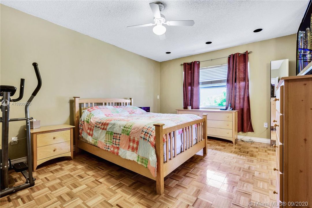 Recently Sold: $380,000 (3 beds, 2 baths, 1910 Square Feet)