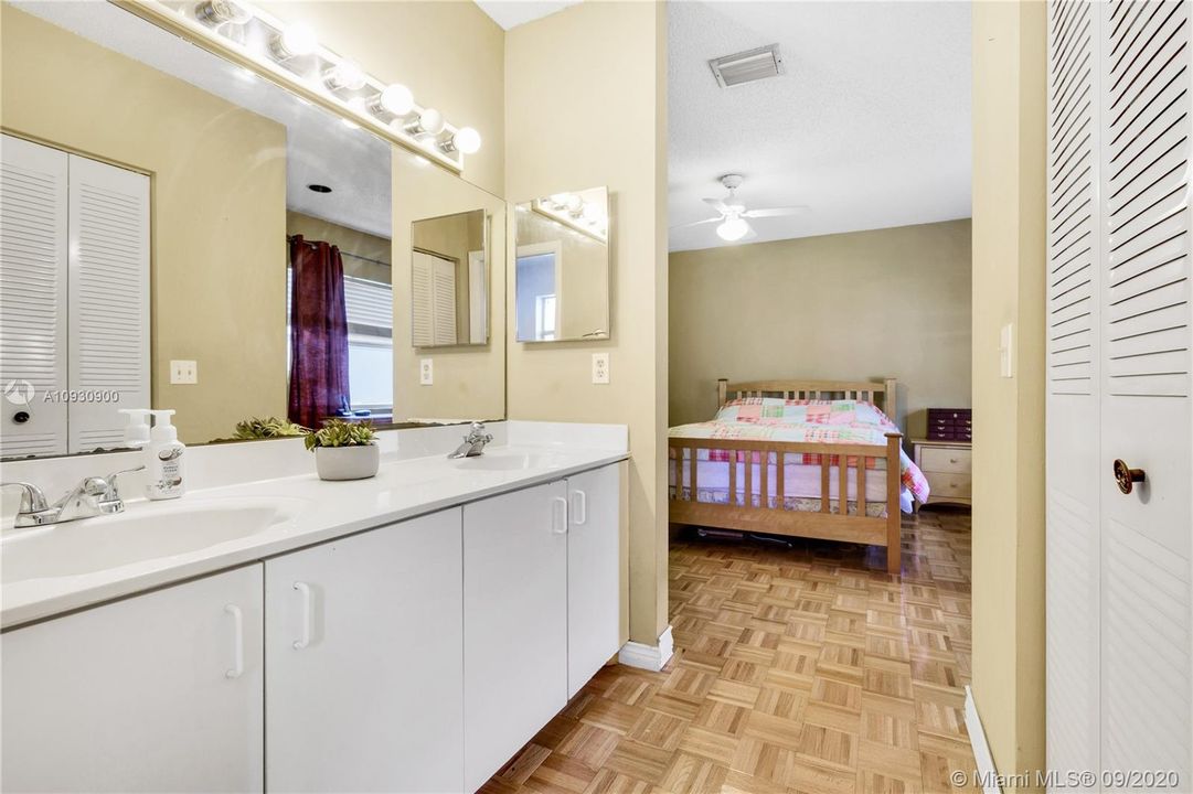 Recently Sold: $380,000 (3 beds, 2 baths, 1910 Square Feet)