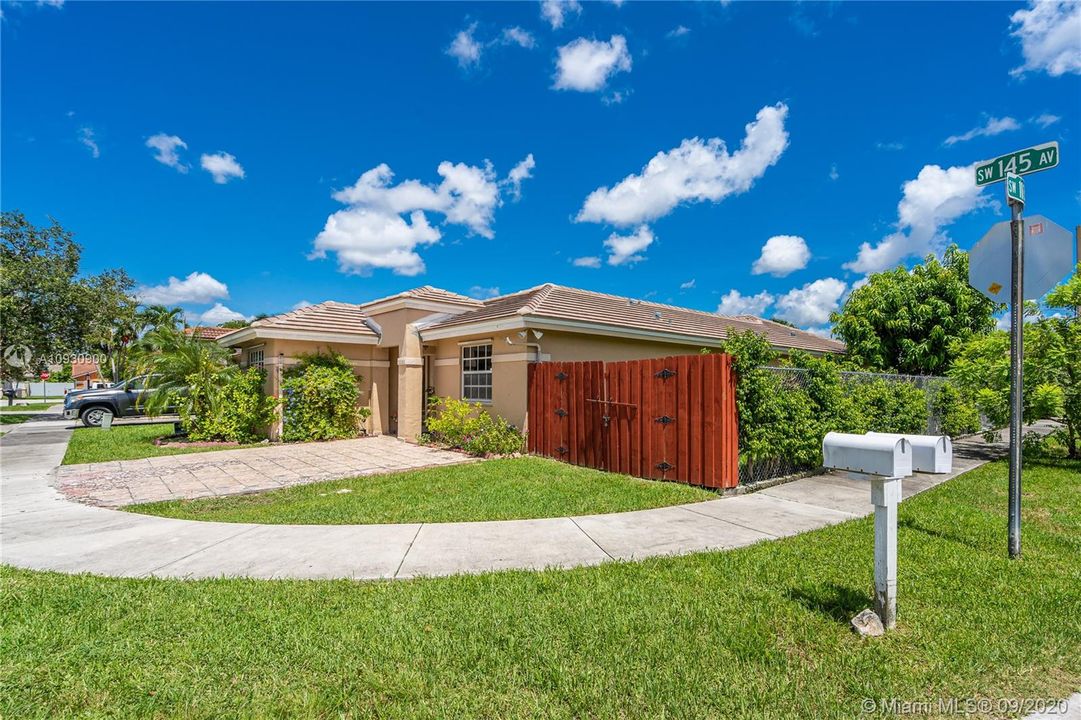 Recently Sold: $380,000 (3 beds, 2 baths, 1910 Square Feet)