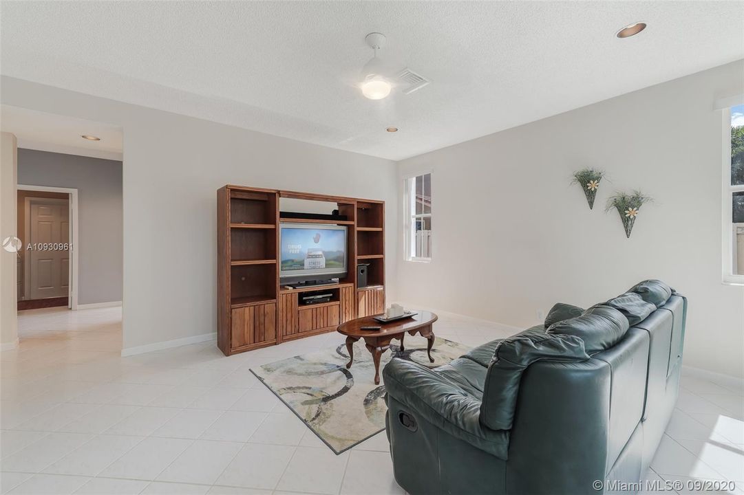 Recently Sold: $600,000 (5 beds, 3 baths, 2506 Square Feet)