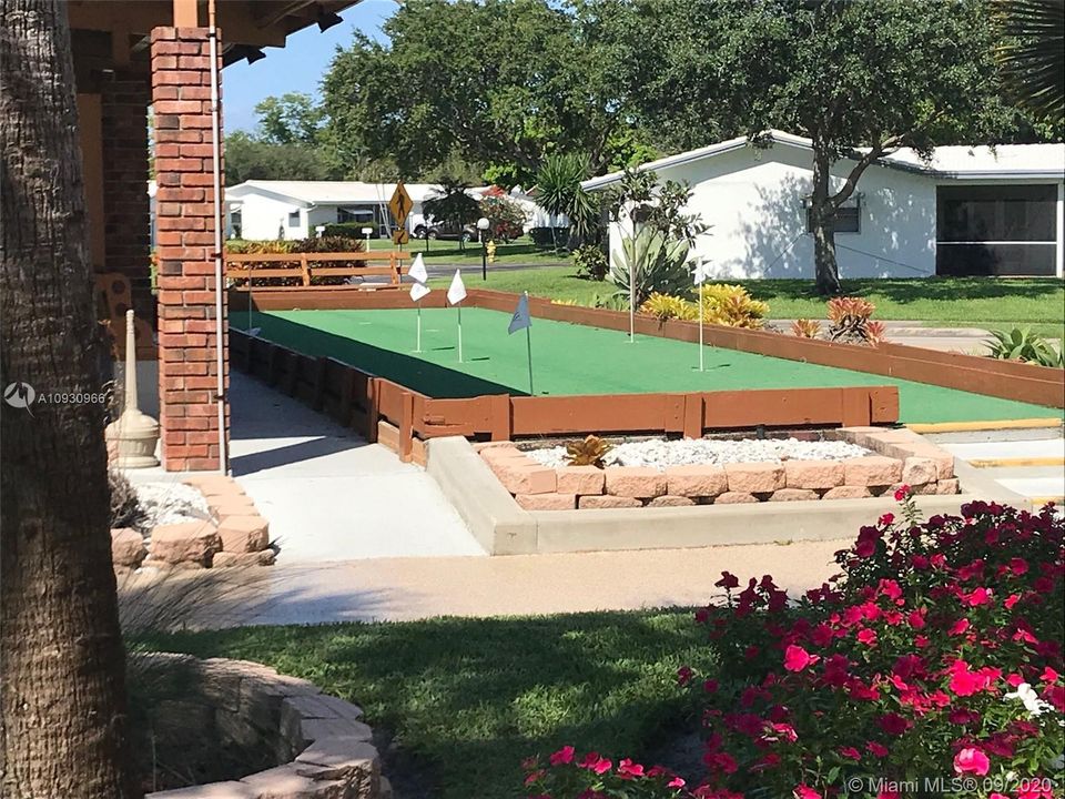 PUTTING GREEN