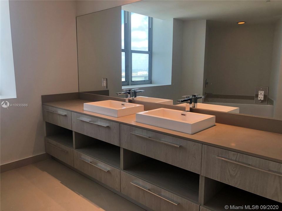 Recently Rented: $14,000 (5 beds, 5 baths, 2897 Square Feet)