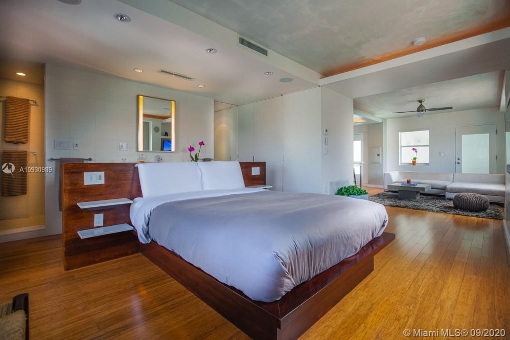 Recently Sold: $300,000 (1 beds, 1 baths, 698 Square Feet)