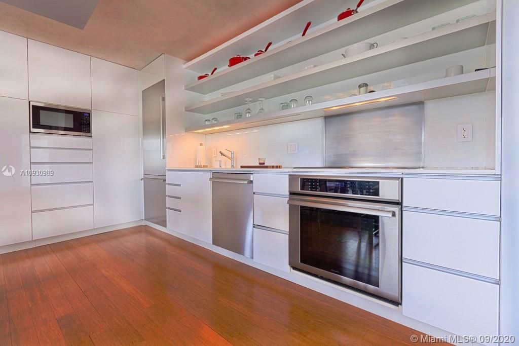 Recently Sold: $300,000 (1 beds, 1 baths, 698 Square Feet)