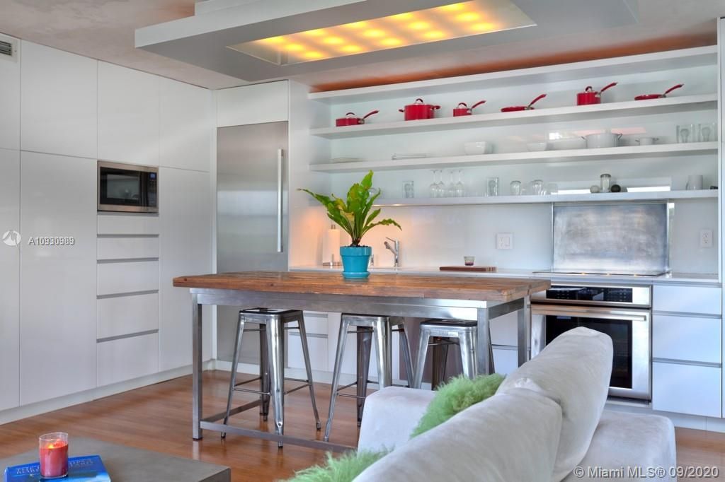 Recently Sold: $300,000 (1 beds, 1 baths, 698 Square Feet)
