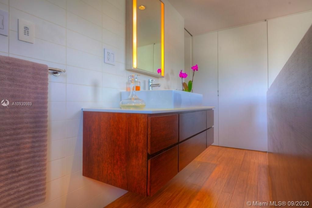 Recently Sold: $300,000 (1 beds, 1 baths, 698 Square Feet)