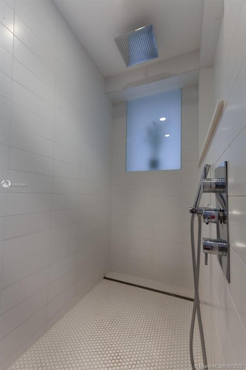 Recently Sold: $300,000 (1 beds, 1 baths, 698 Square Feet)