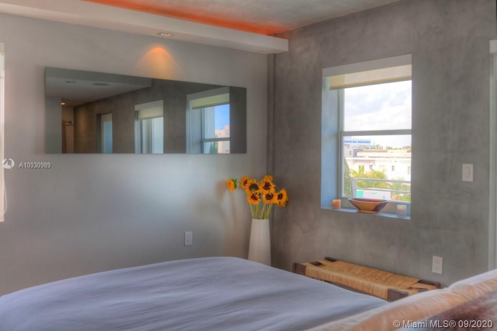 Recently Sold: $300,000 (1 beds, 1 baths, 698 Square Feet)