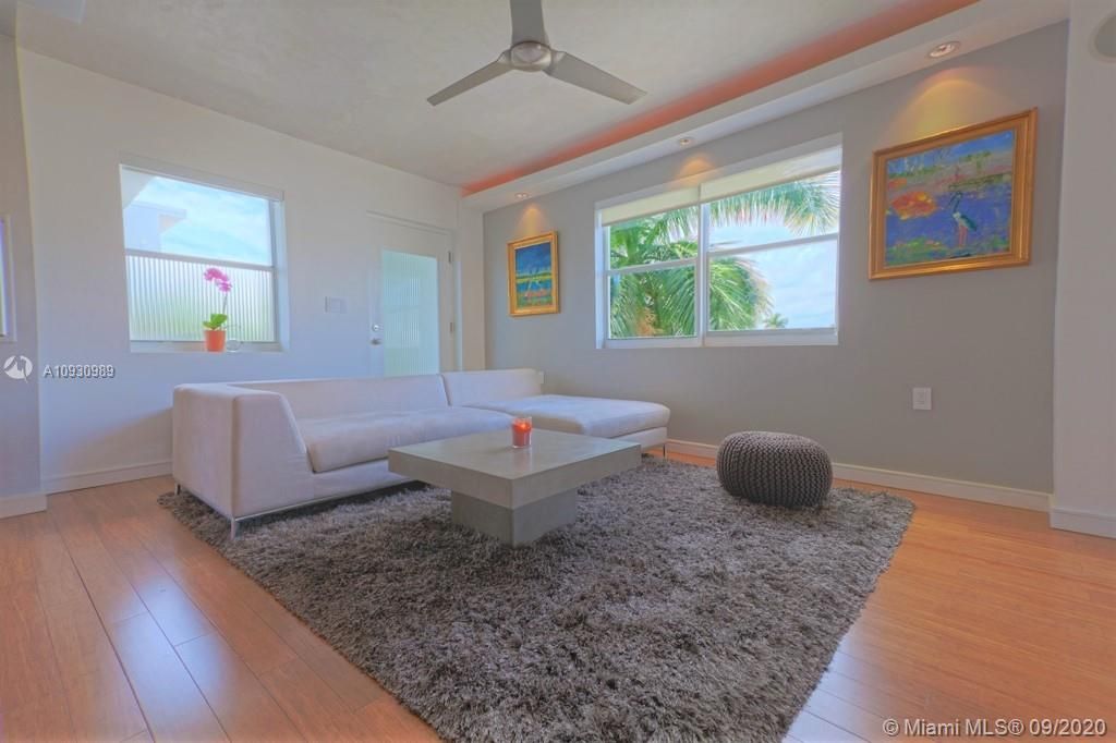 Recently Sold: $300,000 (1 beds, 1 baths, 698 Square Feet)