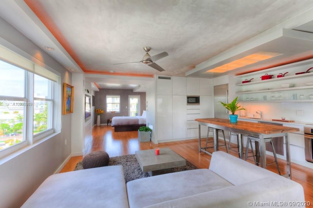 Recently Sold: $300,000 (1 beds, 1 baths, 698 Square Feet)