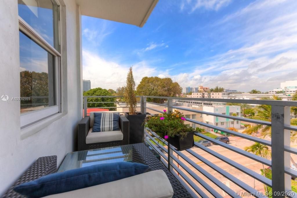 Recently Sold: $300,000 (1 beds, 1 baths, 698 Square Feet)