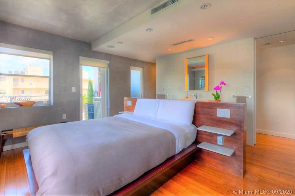 Recently Sold: $300,000 (1 beds, 1 baths, 698 Square Feet)