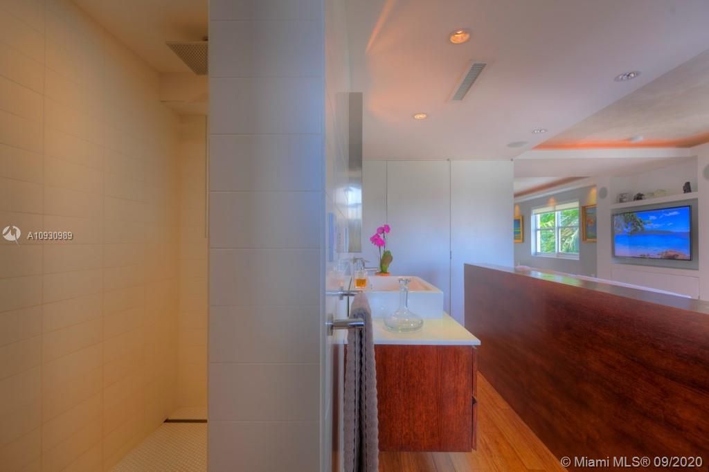 Recently Sold: $300,000 (1 beds, 1 baths, 698 Square Feet)