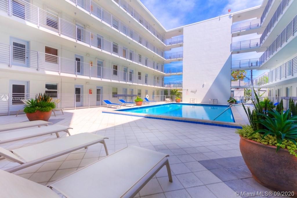 Recently Sold: $300,000 (1 beds, 1 baths, 698 Square Feet)