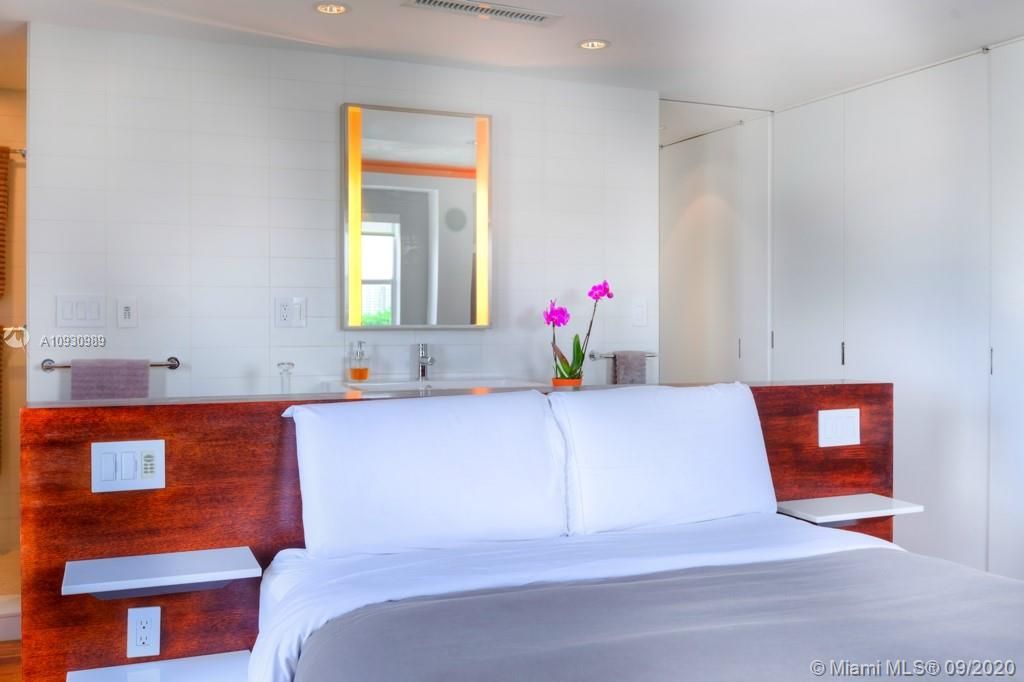 Recently Sold: $300,000 (1 beds, 1 baths, 698 Square Feet)