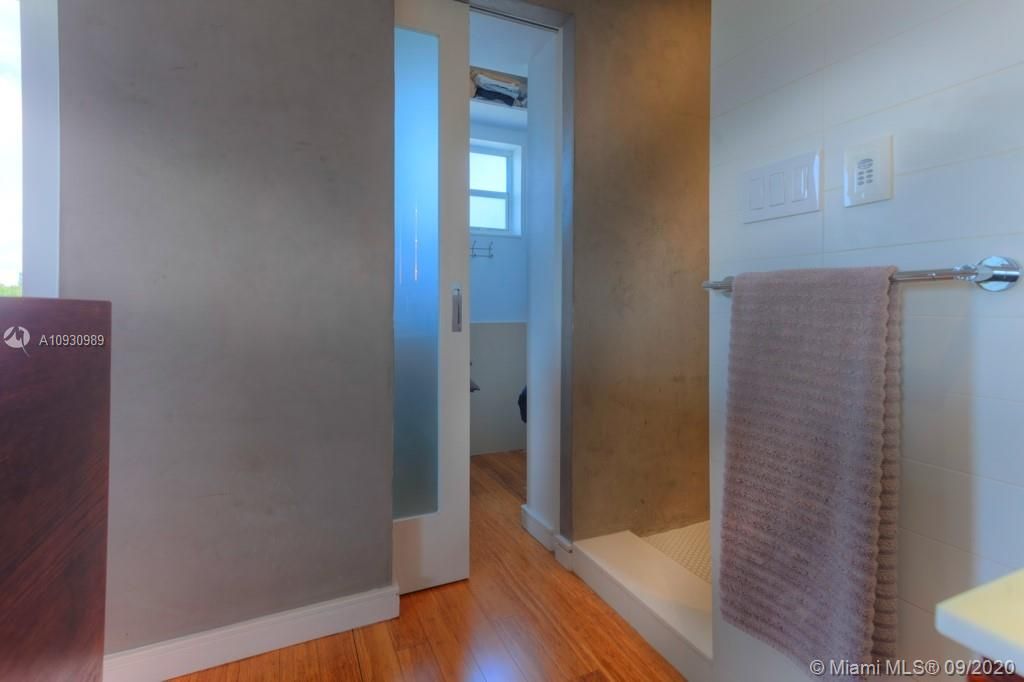 Recently Sold: $300,000 (1 beds, 1 baths, 698 Square Feet)