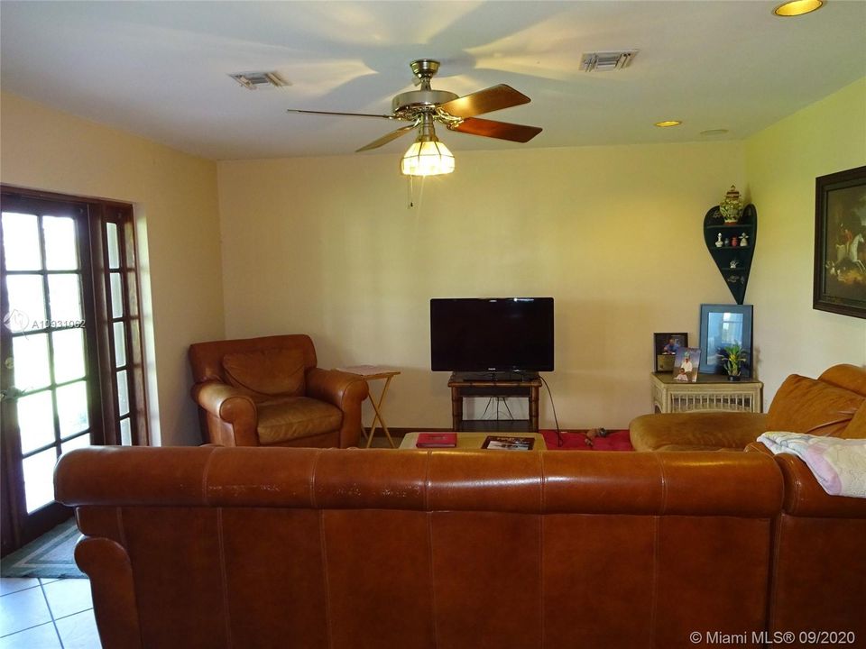 Recently Sold: $425,000 (4 beds, 2 baths, 2160 Square Feet)
