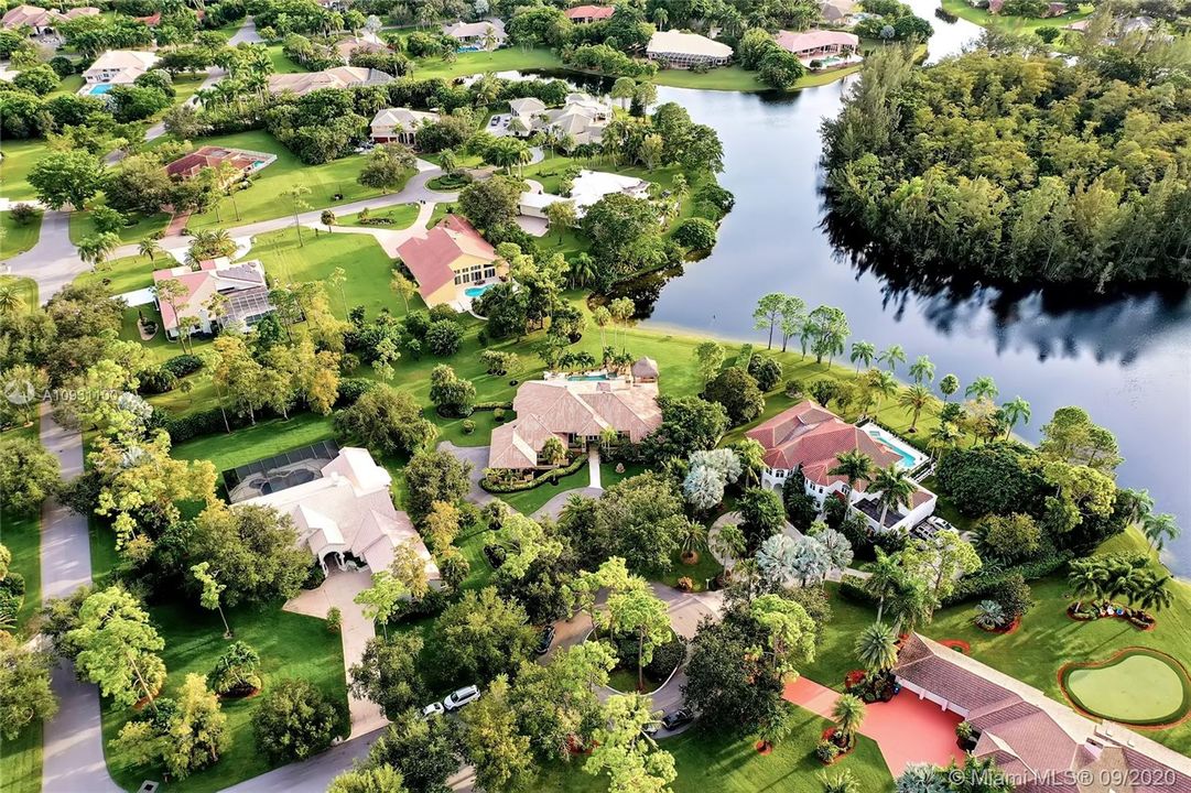 Недавно продано: $958,900 (5 спален, 4 ванн, 4078 Квадратных фут)