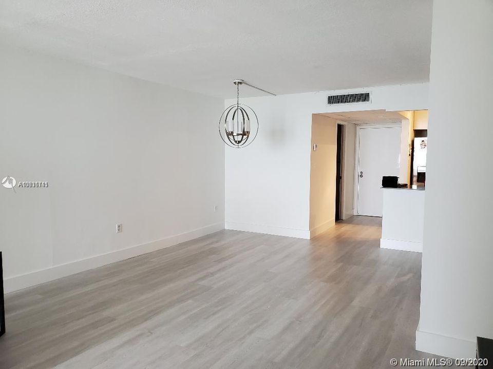 Recently Sold: $335,000 (1 beds, 1 baths, 1006 Square Feet)