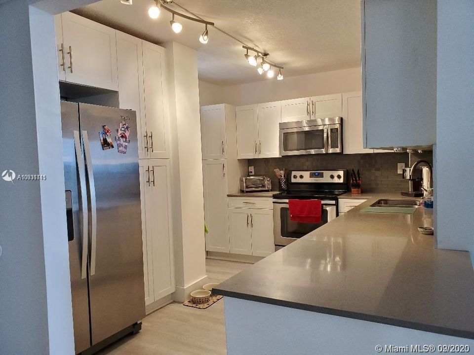 Recently Sold: $335,000 (1 beds, 1 baths, 1006 Square Feet)