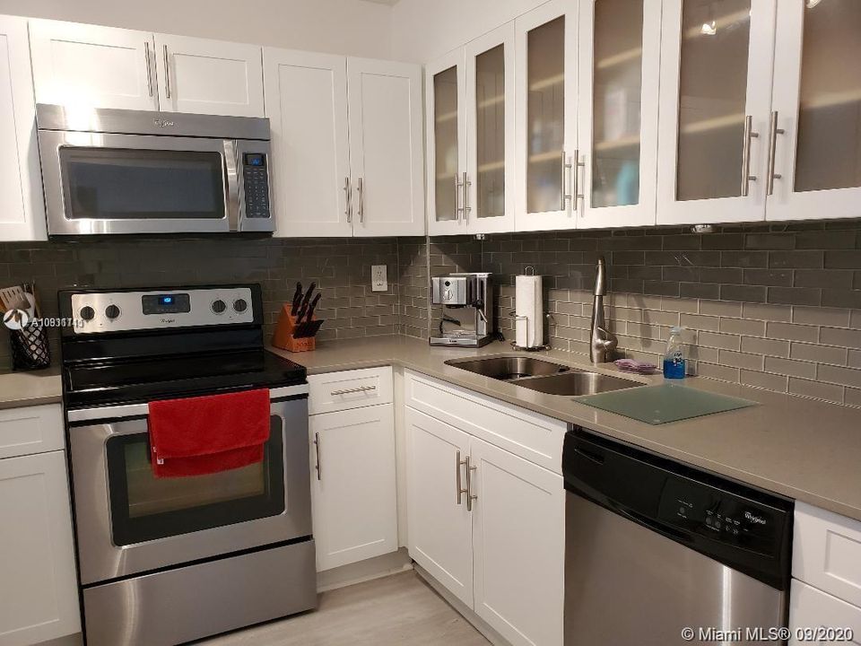 Recently Sold: $335,000 (1 beds, 1 baths, 1006 Square Feet)