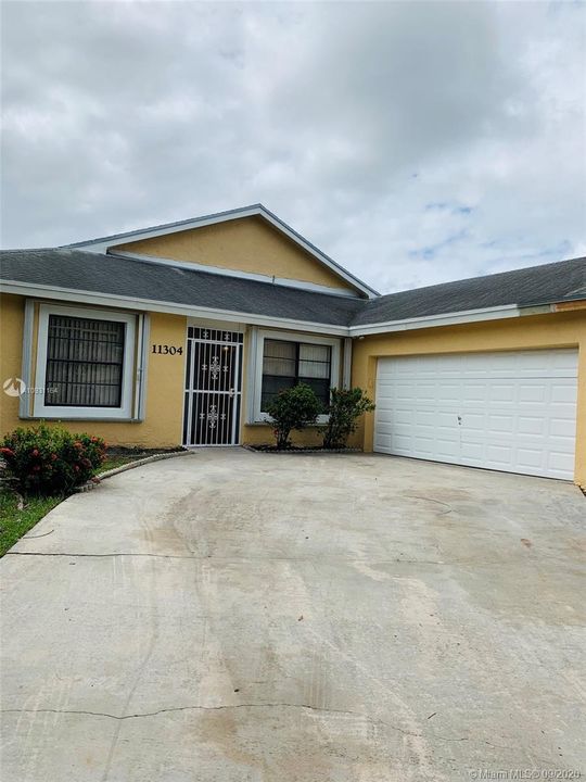 Recently Rented: $2,200 (3 beds, 2 baths, 1316 Square Feet)