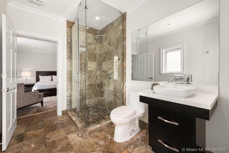最近售出: $5,450,000 (6 贝兹, 4 浴室, 6053 平方英尺)