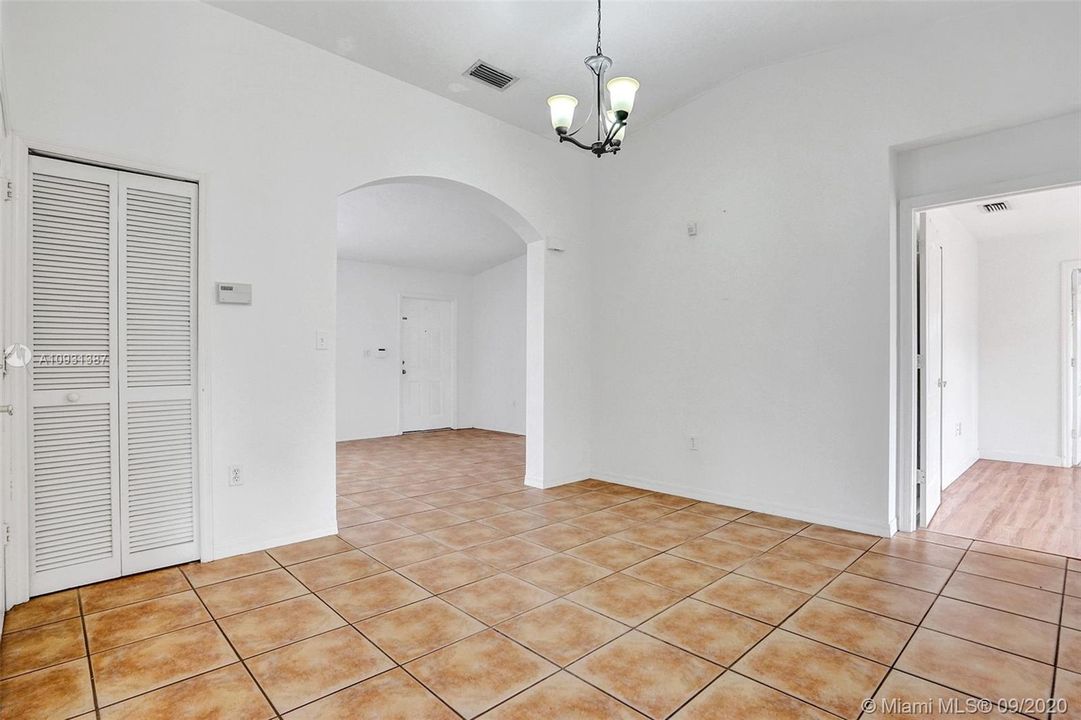 Недавно продано: $359,900 (3 спален, 2 ванн, 1581 Квадратных фут)