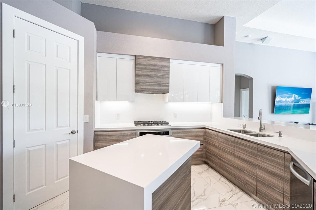 Recently Rented: $7,900 (5 beds, 3 baths, 3206 Square Feet)