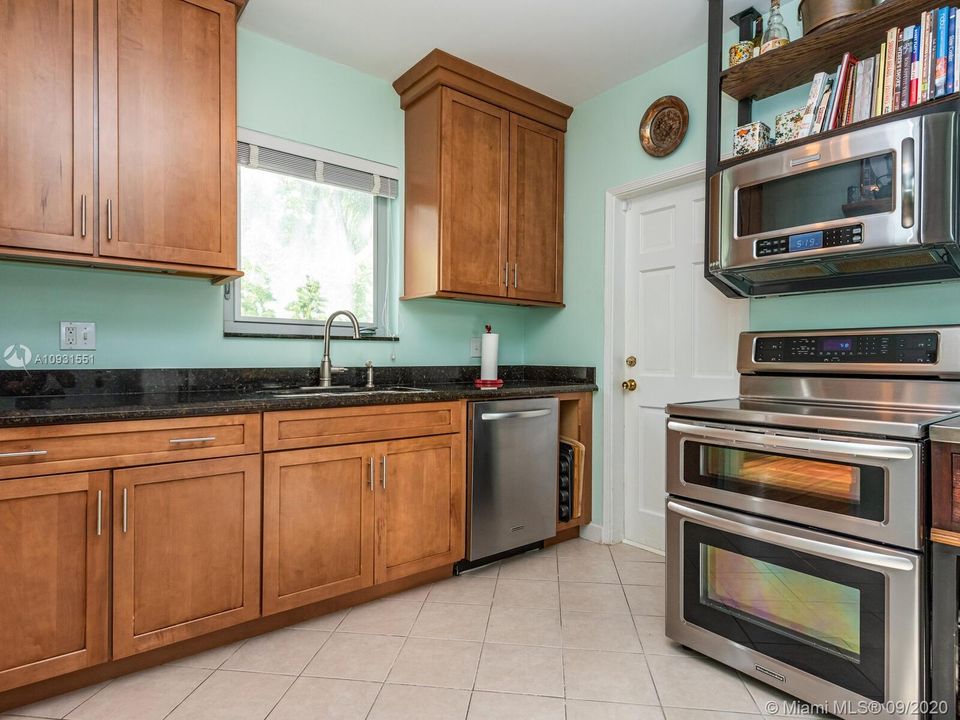 Недавно продано: $697,000 (3 спален, 2 ванн, 1726 Квадратных фут)