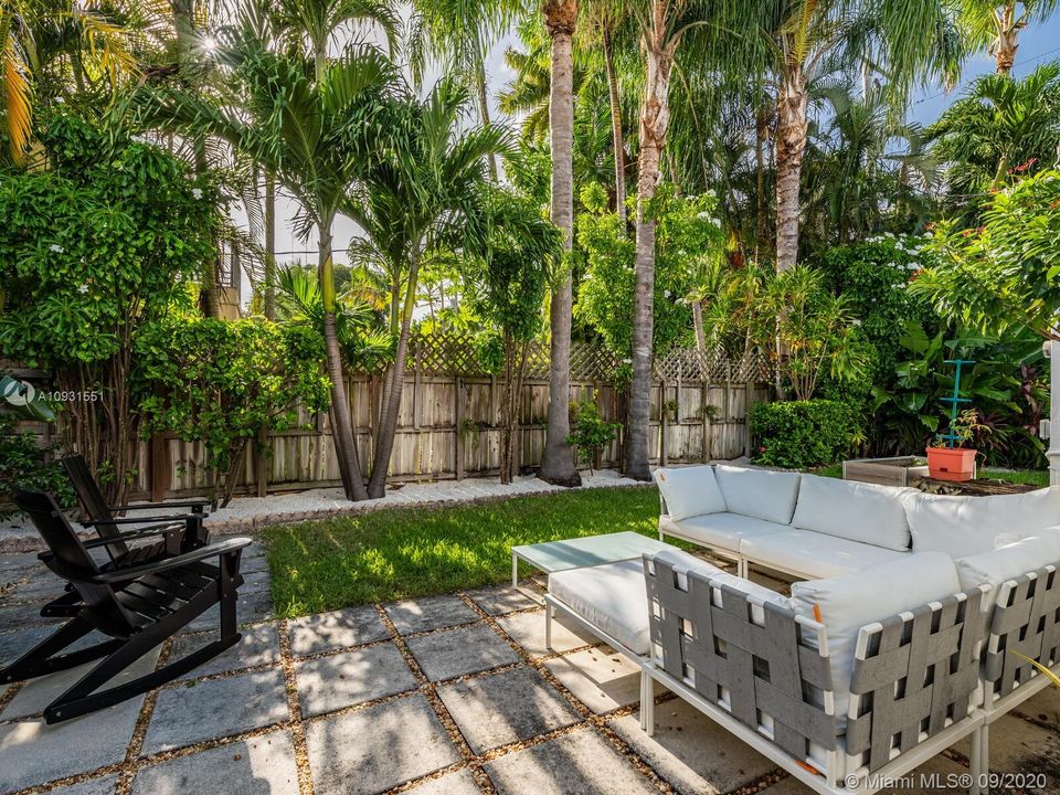 Недавно продано: $697,000 (3 спален, 2 ванн, 1726 Квадратных фут)