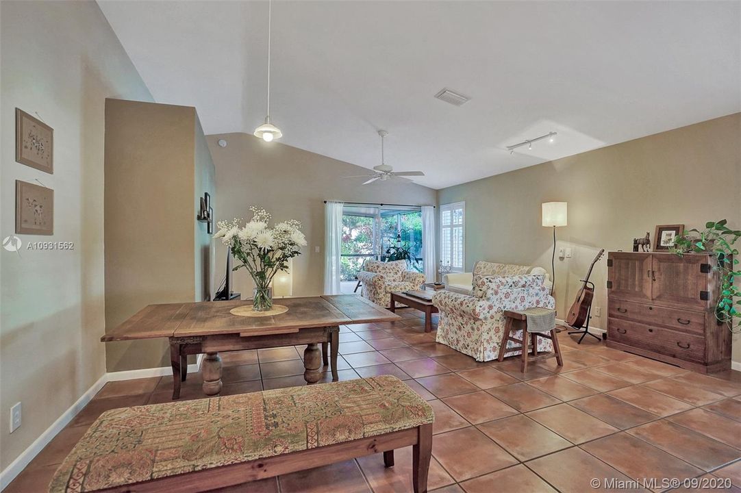 Recently Sold: $399,000 (3 beds, 2 baths, 1353 Square Feet)